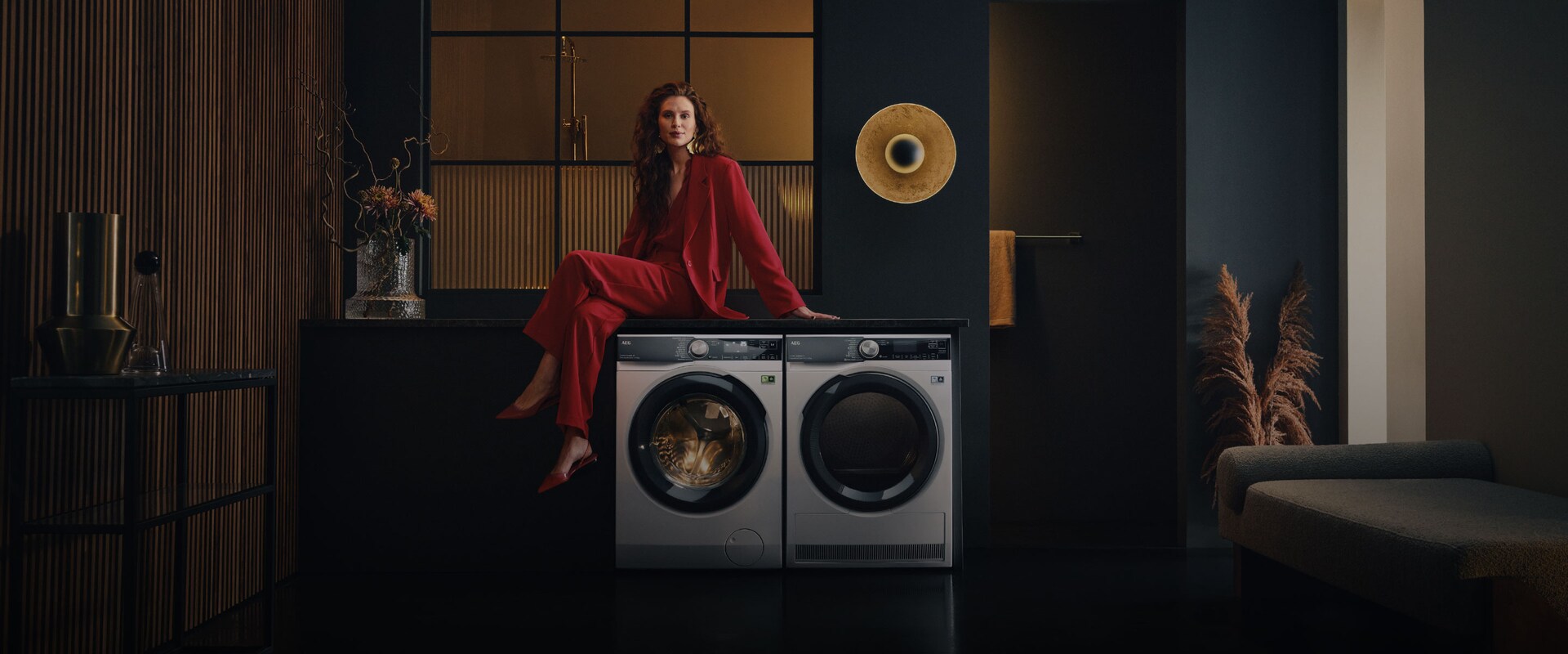 En kvinne sitter på en vaskemaskin